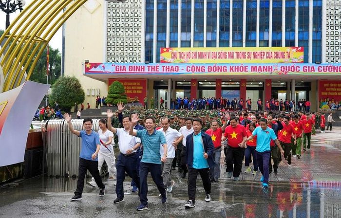 Sau nghi thức phát động, đông đảo cán bộ và nhân dân Huế cùng chạy bộ, đi bộ hưởng ứng phong trào luyện tập thể thao. Ảnh: V.B