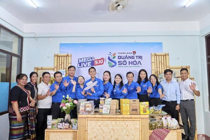 Nghệ sĩ Hứa Vĩ Văn chụp ảnh lưu niệm tại chương trình giới thiệu, quảng bá đặc sản địa phương trong phiên Mega Live tối 9.10 do Tỉnh Đoàn Quảng Trị tổ chức