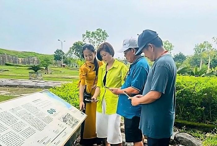 Du khách trải nghiệm các ứng dụng công nghệ số, quét mã QR và thuyết minh tự động khi tham quan Thành nhà Hồ