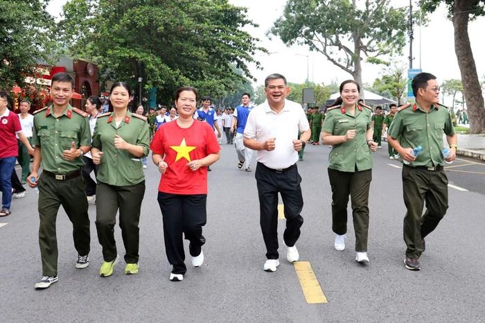 Lãnh đạo UBND TP. Cần Thơ và lãnh đạo Sở VHTTDL TP. Cần Thơ tham gia chạy tại buổi lễ phát động