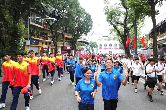 Các vận động viên, huấn luyện viên thể thao chuyên nghiệp đồng hành cùng quần chúng nhân dân trên đường chạy