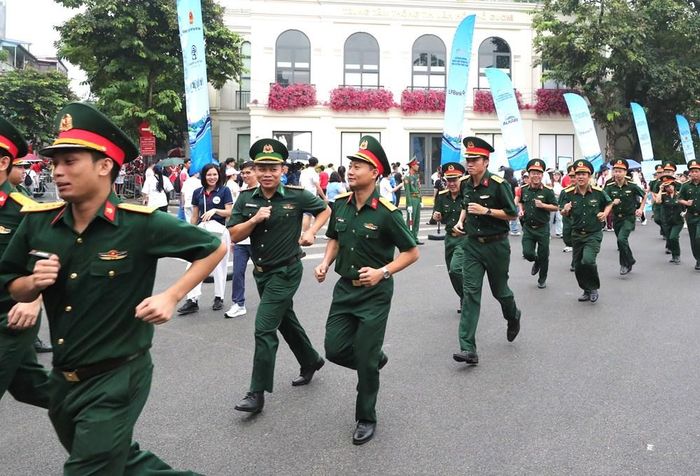 Cán bộ, chiến sĩ Quân đội nhân dân và Công an nhân dân khỏe khoắn trong khối chạy bộ đồng hành