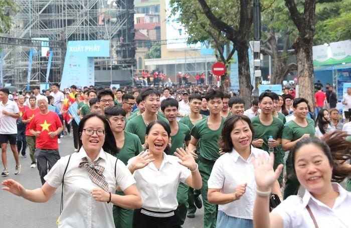 Dòng người nối đuôi nhau thực hiện lượt chạy trong niềm phấn khởi