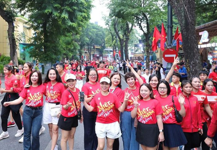 Nụ cười rạng rỡ của người dân Thủ đô khi hoàn thành các chặng chạy đồng hành trong không khí thu Hà Nội