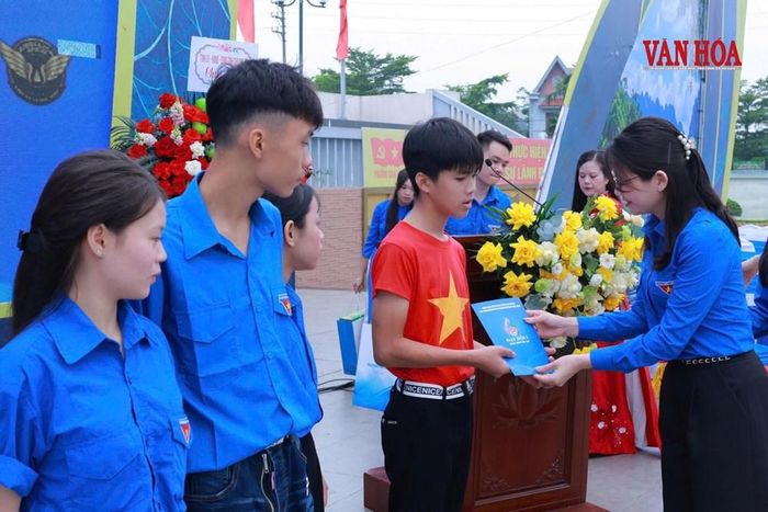 Ban tổ chức trao các suất quà, tiếp thêm động lực cho các em học sinh có hoàn cảnh khó khăn