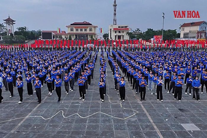 Các đoàn viên, thanh niên đồng loạt thực hiện động tác đồng diễn “Tôi yêu Tổ quốc tôi”
