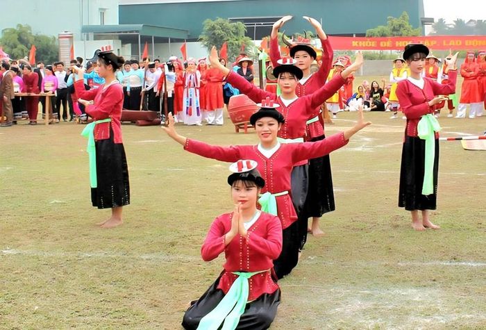 Ngũ trò Viên Khê, còn gọi là dân ca, dân vũ Đông Anh, được tái hiện trong không khí rộn ràng của lễ hội làng