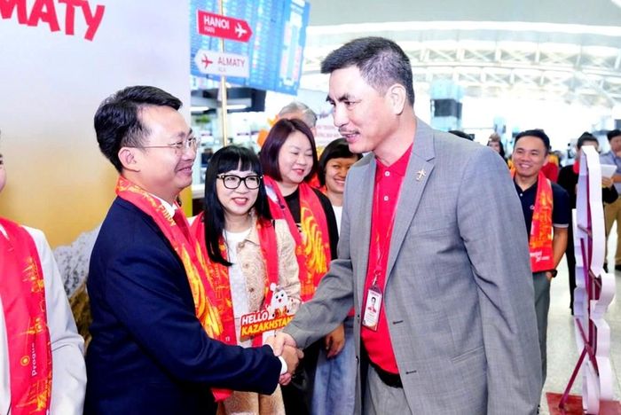 Ông Trần Trung Hiếu, Phó Giám đốc Sở VHTTDL thành phố Hà Nội (trái) cho biết Chương trình nhằm tăng cường thu hút khách quốc tế tới Thủ đô