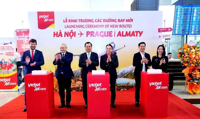 Các đại biểu thực hiện nghi thức khai trương đường bay mới
