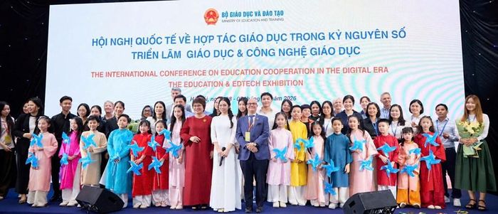 Ngô Tuệ Mẫn cùng Câu lạc bộ Ngôi Sao Nhỏ chụp ảnh lưu niệm cùng đại biểu tại Hội nghị