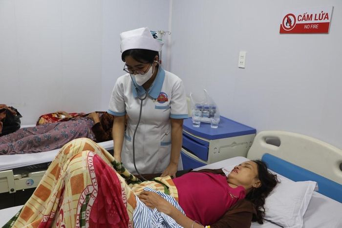 Bệnh nhân được các y, bác sĩ thăm khám, theo dõi tình trạng sức khỏe sau khi nhập viện