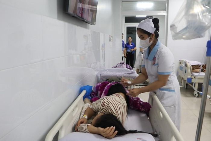 Các bệnh nhân có triệu chứng đau bụng, nôn mửa, tiêu chảy nhiều lần sau khi ăn bánh mì