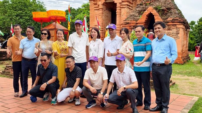 Du khách chụp ảnh lưu niệm tại lễ hội