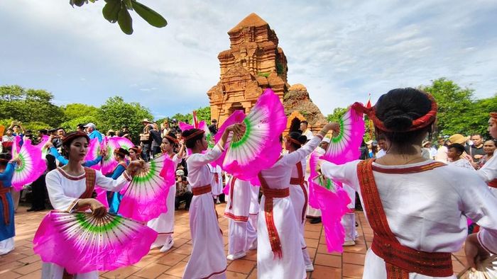 Thiếu nữ Chăm trình diễn những điệu múa truyền thống của dân tộc mình dưới chân tháp Pô Sah Inư