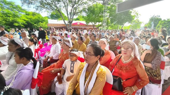 Đông đảo nhân dân và du khách tham dự lễ Khai mạc