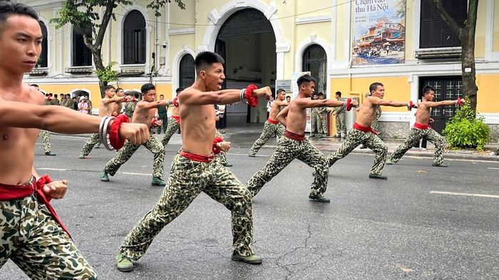 Nguyễn Trung Hiếu tham gia biểu diễn bài quyền với những động tác đầy khí thế