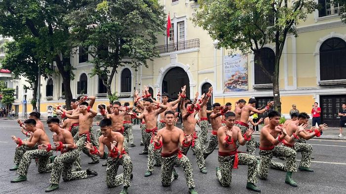 Các chiến sĩ đồng diễn đầy uy lực