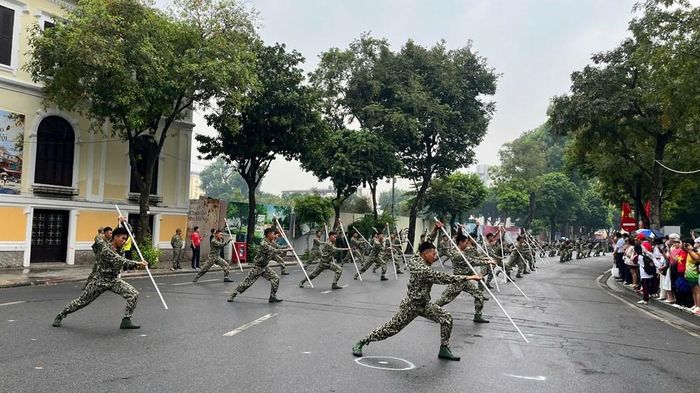 Phần trình diễn với gậy ngắn, côn của các chiến sĩ