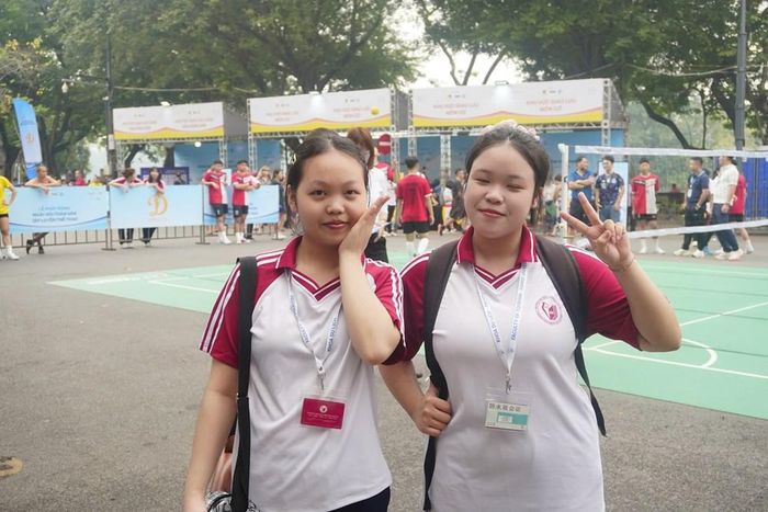 Kim Tuyến và Lê Phượng tham gia trải nghiệm, giao lưu cầu mây với các VĐV