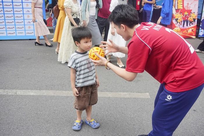 VĐV Nguyễn Thị My giao lưu, hướng dẫn một em nhỏ tại sự kiện