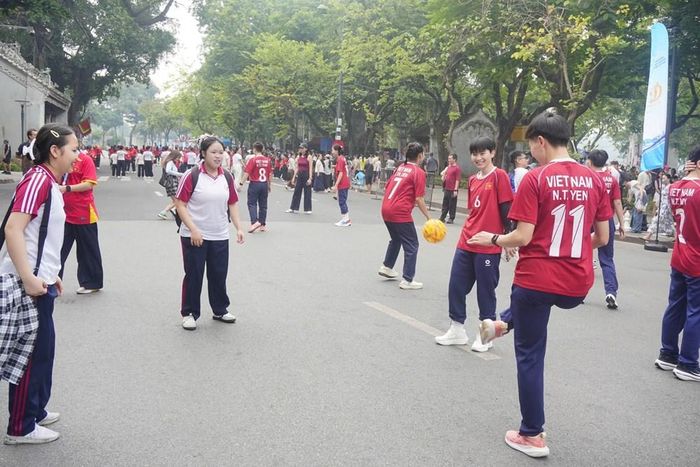 VĐV cầu mây Nguyễn Thị Yến giao lưu cùng du khách