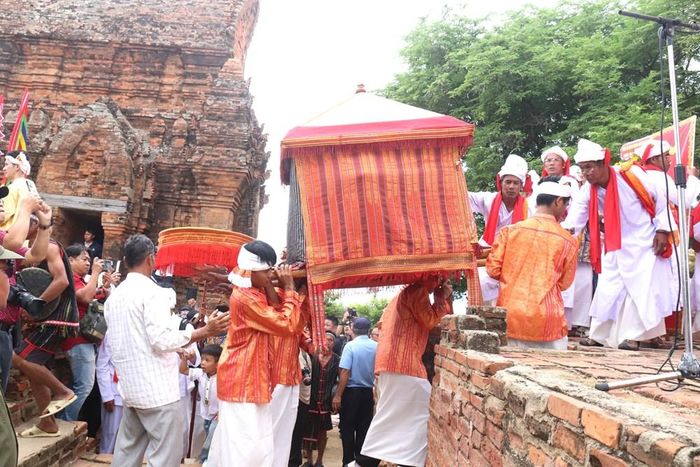 Rước y trang lên tháp Pô Klong Garai