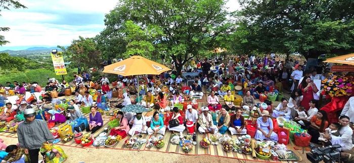 Dâng lễ vật tại Tháp Pô Klong Garai
