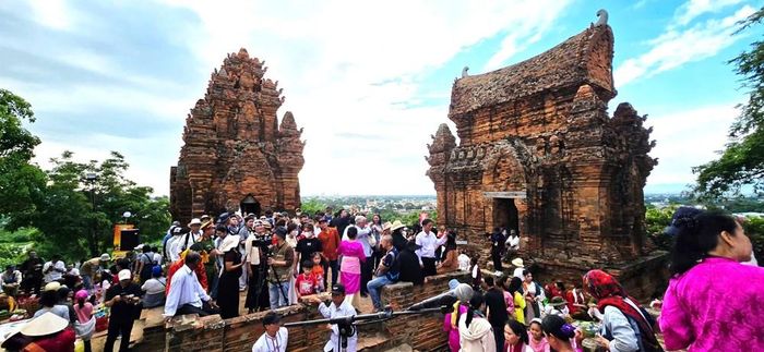 Không gian lễ hội tại Tháp Pô Klong Garai