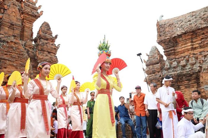 Các thiếu nữ Chăm trong điệu múa quạt