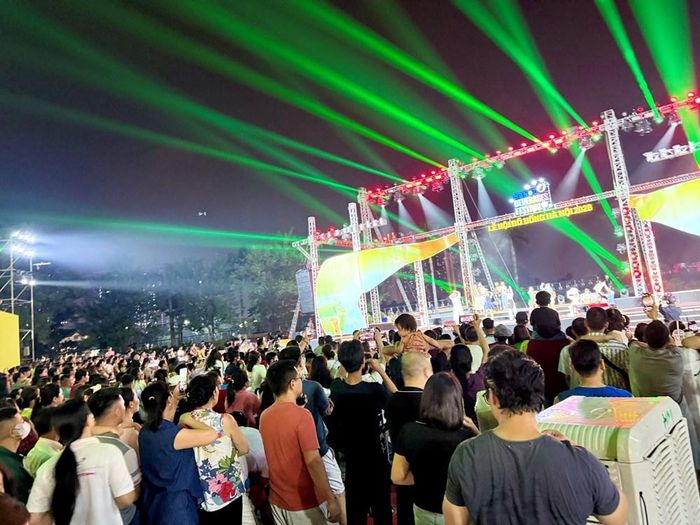 Đông đảo người dân ghi lại những khoảnh khắc ấn tượng và hòa mình vào không khí lễ hội