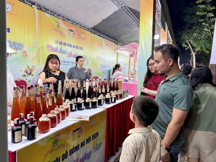 Các loại đồ uống đa dạng phục vụ người dân tại lễ hội