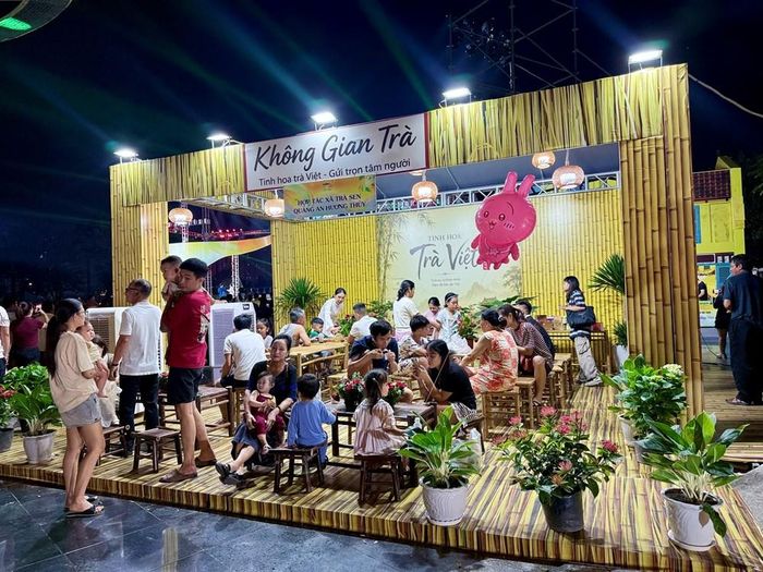 Các gian hàng giới thiệu trà thảo mộc rất đông người đến thưởng thức