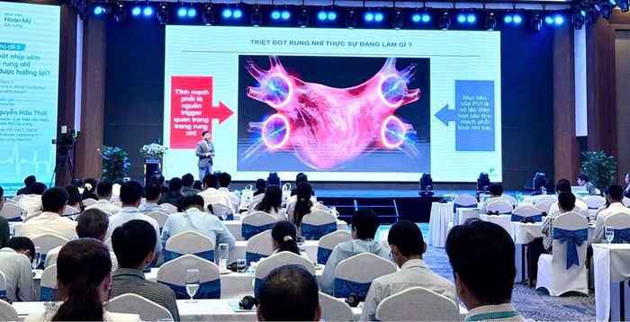 Các chuyên gia tim mạch hàng đầu trong nước và quốc tế trao đổi nhiều chuyên đề về bệnh lý, giúp đội ngũ y tế vùng ĐBSCL trang bị những kiến thức quý báu về chuyên môn