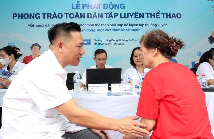 Cán bộ y tế đánh giá thể trạng chi tiết cho người cao tuổi