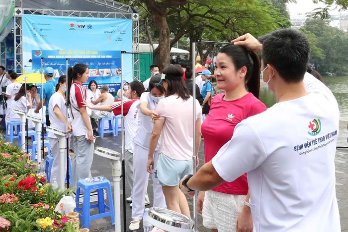 Cán bộ y tế thực hiện đo chiều cao, cân nặng để làm cơ sở cho việc tư vấn