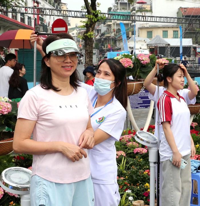 Hoạt động kiểm tra sức khỏe và tư vấn phương pháp tập luyện giúp người dân chủ động hơn trong việc chăm sóc thể chất bản thân