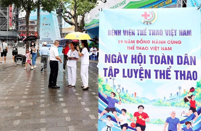 Đội ngũ y, bác sĩ Bệnh viện Thể thao Việt Nam túc trực khám, kiểm tra thể trạng và tư vấn phương pháp tập luyện cho người dân