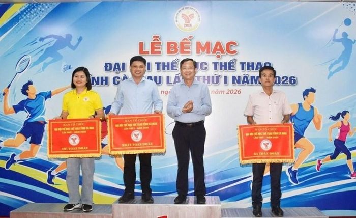 Giám đốc Sở VHTTDL tỉnh Cà Mau Nguyễn Quốc Thanh trao giải Nhất, Nhì và Ba toàn đoàn cho các đội. Ảnh: Kiều Ngân