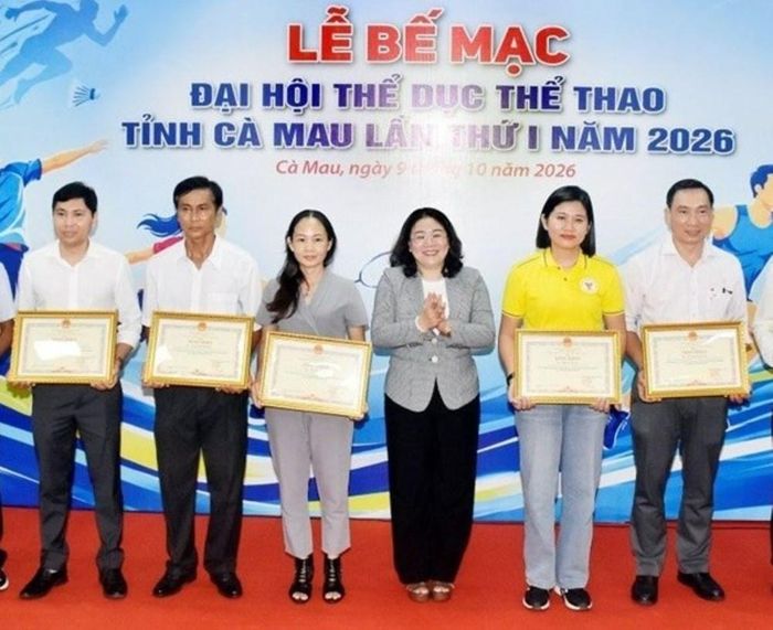 Trao Bằng khen cho các cá nhân có nhiều đóng góp trong tổ chức đại hội cấp cơ sở và cấp tỉnh. Ảnh: Kiều Ngân