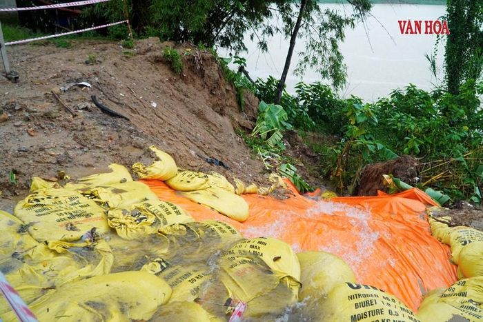 Ven tuyến đường dân sinh thuộc phường Thủy Xuân, sạt lở đã khiến một lượng lớn đất và cây cối đổ sập xuống sông Hương. Ảnh: S.Thùy