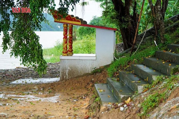 Tình trạng xói lở bờ sông đe dọa đến các hạng mục của đình làng Hải Cát - nơi gắn với lễ hội điện Huệ Nam đã được ghi danh là Di sản văn hóa phi vật thể quốc gia. Ảnh: S.Thùy