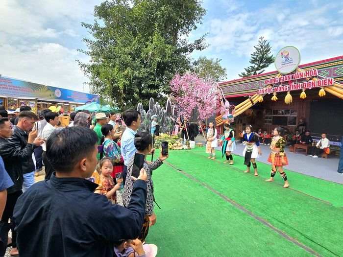 Không gian trình diễn nghệ thuật luôn có đông người dân và khách du lịch