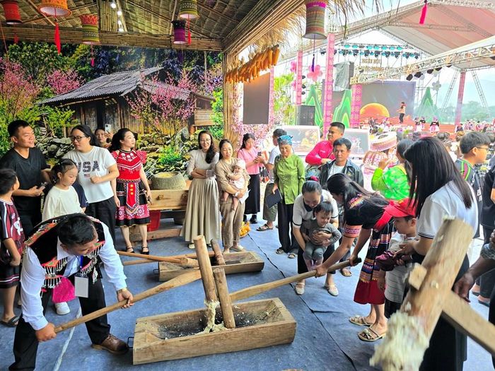 Du khách và người dân trải nghiệm giã bánh dày, tìm hiểu về nghề dệt, vẽ sáp ong...
