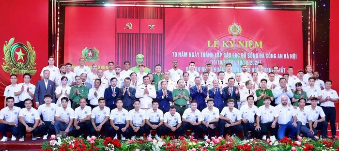Tổng Bí thư, Chủ tịch nước chụp ảnh lưu niệm với CLB