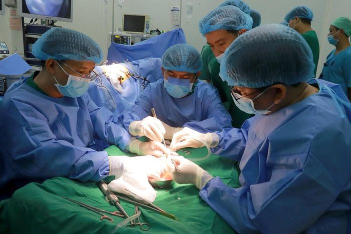 Các chuyên gia của Bệnh viện Trung ương Huế hỗ trợ kỹ thuật và hướng dẫn thực hành cho ê-kip Bệnh viện Đa Khoa TP. Cần Thơ thực hiện 2 ca ghép thận thành công. Ảnh: BVCC