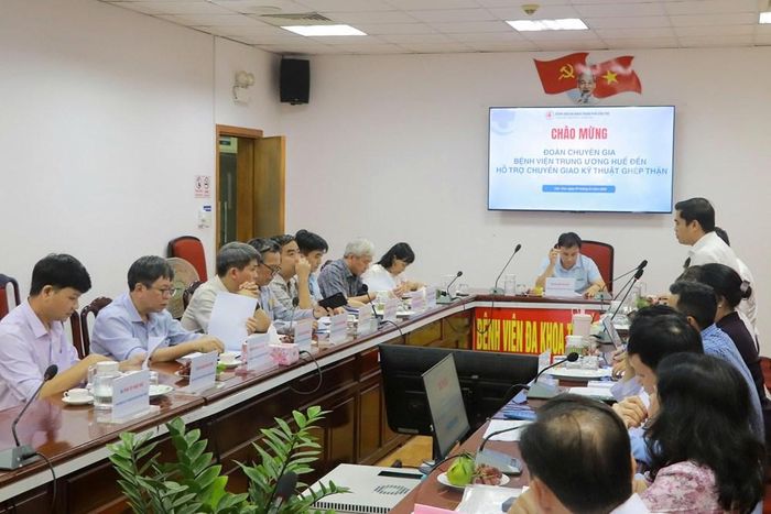 Đoàn chuyên gia của Bệnh viện Trung ương Huế làm việc tại Bệnh viện Đa Khoa TP. Cần Thơ về hỗ trợ chuyển giao kỹ thuật ghép thận. Ảnh: BVCC