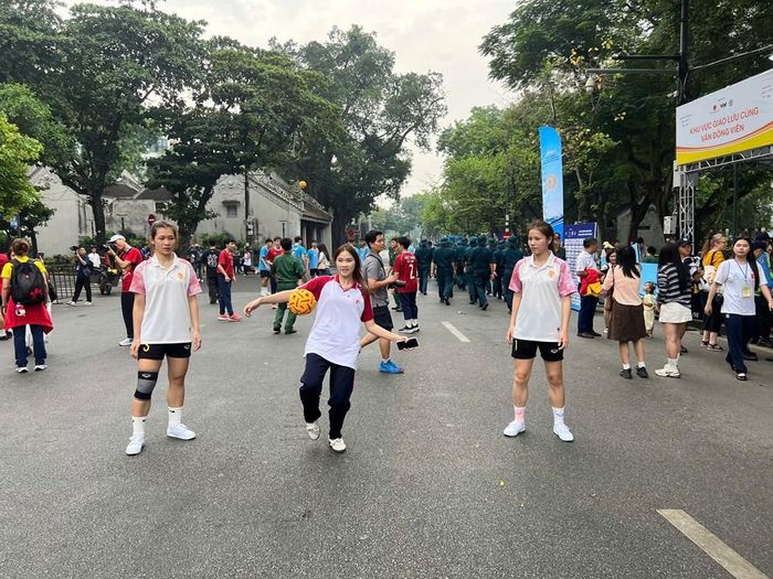 Người dân thử sức với cầu mây