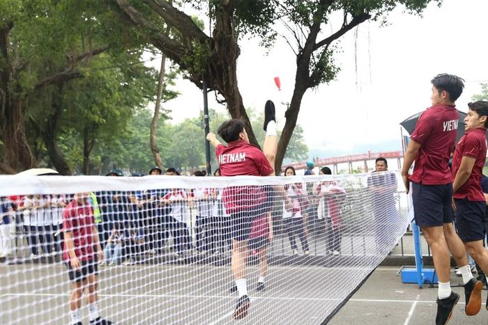 Giao lưu đá cầu, rèn luyện sự dẻo dai và phản xạ linh hoạt