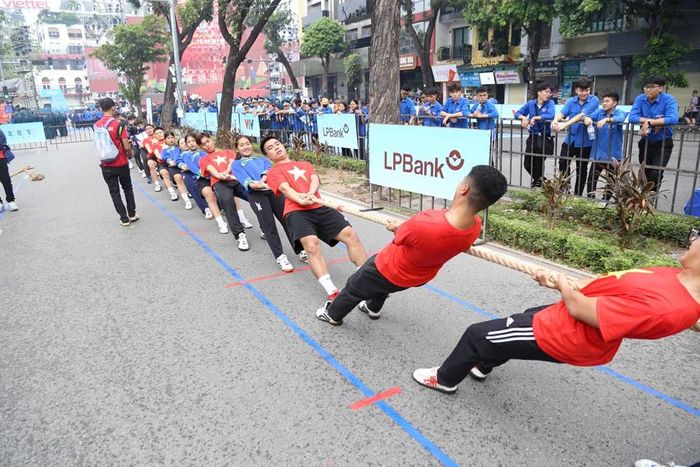 Các đội chơi dồn toàn bộ sức lực trong lượt thi đấu giao lưu kéo co