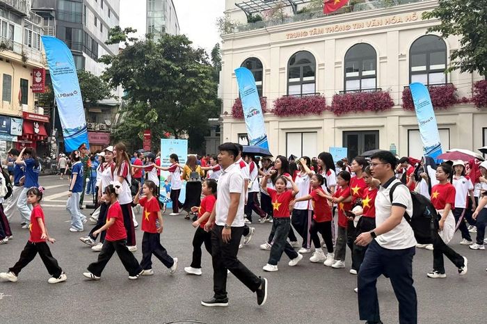 Khu vực hồ Hoàn Kiếm rộn ràng không khí ngày hội với sự tham gia của khoảng 12.000 người
